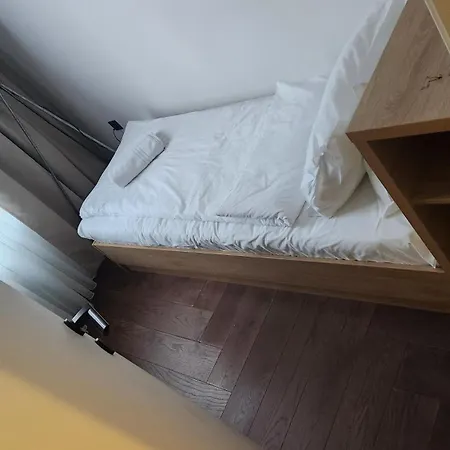 21st Century - Luxury With View And Garage Apartment *